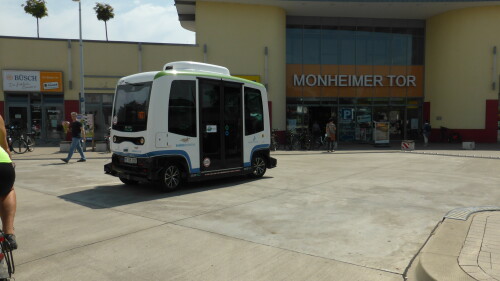 In Monheim am Rhein (NRW) wird eine Buslinie mit autonom fahrenden Bussen betrieben.

Dazu ein Artikel in der Süddeutschen: https://www.sueddeutsche.de/auto/automatisiert-fahrende-elektro-busse-in-monheim-nrw-1.4820833