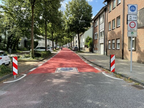 beginn-einer-fahrradstrasse-radvorrangroute-aachen.jpg