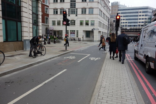 fussgangeruberweg-am-cycle-superhighway-in-london.jpg