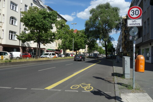 Pop-Up-Radweg in der Kantstraße in Berlin
