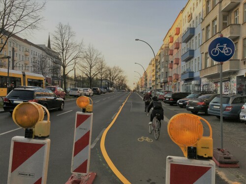 pop-up-bike-lane-petersburger-strasse-berlin.jpg
