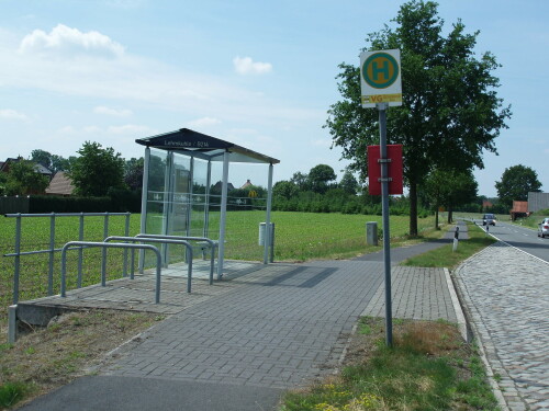 radweg-und-bushaltestelle-im-emsland.jpg