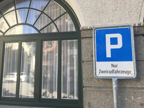 schild-parkplatz-fur-zweiradfahrzeuge.jpg