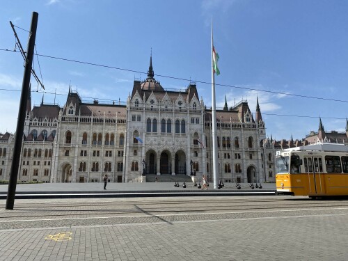 strassenbahn-budapest-parlament.jpg