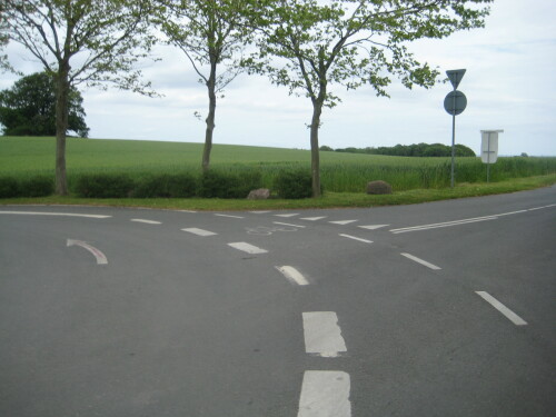 radfahrstreifen-im-kreisverkehr-roundabout-with-bicycle-path-danemark.jpg