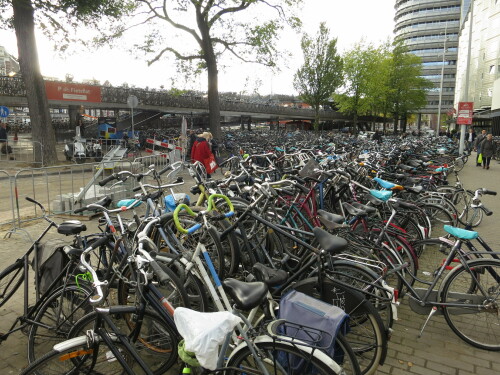 Abgestellte Fahrräder bei Amsterdam Centraal