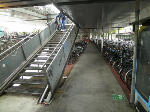 fahrradparkhaus-bei-amsterdam-centraal-3.jpg