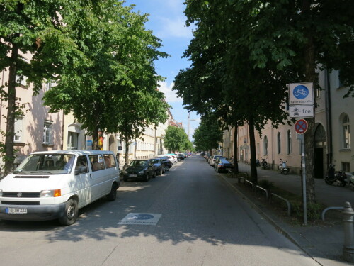 Beginn einer Fahrradstraße in München. Beschilderung: "Fahrradstraße - Kfz und Motorräder frei"