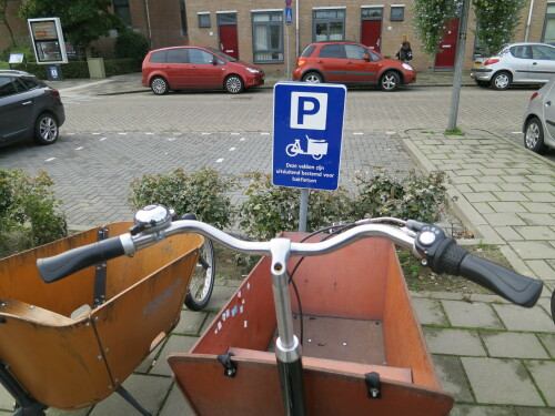 Parkplatz für Lastenräder mit Schild "Deze vakken zijn uitsluitend bestemd voor bakfietsen".