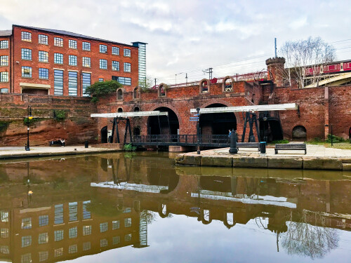 historische-kanale-und-warenhauserfabriken-in-manchester-uk.jpg