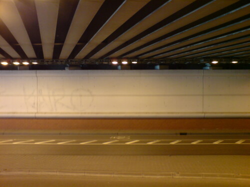 frankfurt-am-main-geschutzter-radfahrstreifen-mit-sperrflache-im-tunnel-hafenstrasse.jpg