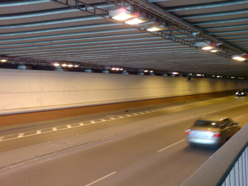 frankfurt-am-main-geschutzter-radfahrstreifen-mitsperrflache-im-tunnel-hafenstrasse.jpg