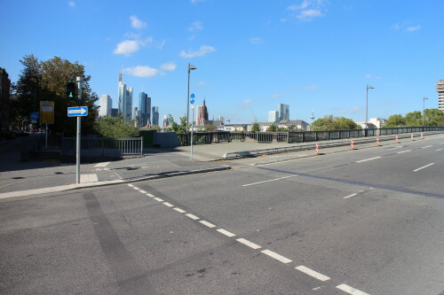 flosserbrucke-in-frankfurt-am-main-geschutzte-radspur-in-09-2016-13.jpg