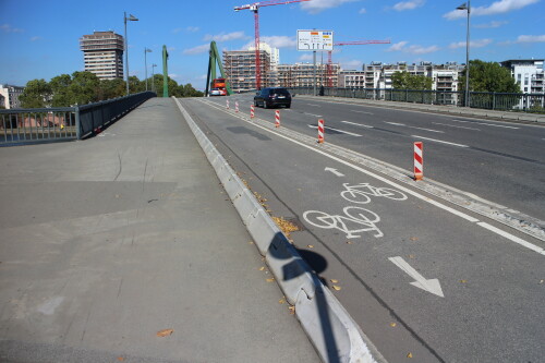 flosserbrucke-in-frankfurt-am-main-geschutzte-radspur-in-09-2016-33.jpg