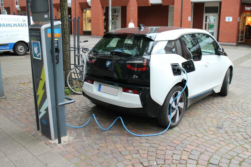 gesehen in Münster: Elektroauto an einer Ladestation