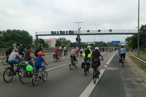 radsternfahrt-berlin-2018-auf-der-a100-westlich-tunnel-britzer-damm.jpg