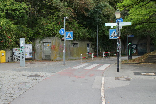 tubingen-zebrastreifen-uber-radweg-am-schlossbergtunnel.jpg