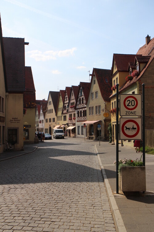 Beginn eines Verkehrsberuhigten Geschäftsbereich in der historischen Altstadt von Rothenburg ob der Tauber.