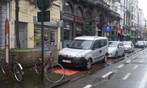 Carsharing-Stellplätze in Nähe der Metrostation Anneessens auf dem Boulevard Maurice Lemonnier in Brüssel, Belgien