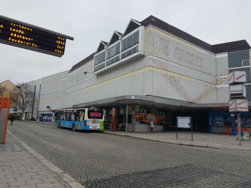 In Hof an der Saale (Bayern) soll der seit mehreren Jahren verlassene Zentralkauf abgerissen und durch ein innerstädtisches Einkaufszentrum ersetzt werden. Im Zuge des Umbaus soll auch der Busbahnhof neu strukturiert werden. Dieses Foto zeigt den Zustand im Dezember 2016.