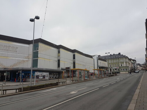 die-ostseite-des-hofer-zentralkaufs-und-busbahnhofs-vor-dem-abriss-aus-der-bismarckstrasse.jpg