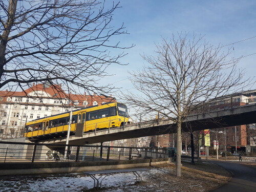 die-zahnradbahn-stuttgart-verlasst-die-station-marienplatz.jpg