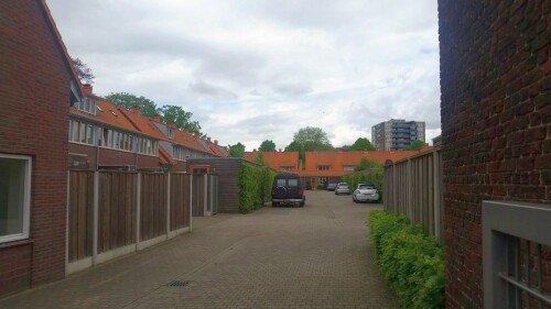 Der 13. Mai 2000 war ein schwarzer Tag in der niederländischen Stadt Enschede. Mitten im Stadtteil Roombeek explodierte die Feuerwerkfabrik S. E. Fireworks. 177 Tonnen Feuerwerkskörper legten das ganze Stadtquartier in Trümmer.

23 Menschen – darunter vier Feuerwehrmänner – starben, 947 Menschen wurden verletzt. 1.500 Wohngebäude wurden durch die Explosion beschädigt oder gerieten durch umherfliegende Feuerwerkskörper in Brand. 200 Wohnhäuser wurden vollständig zerstört und rund 300 als unbewohnbar erklärt. Darüber hinaus wurden über 100 Betriebe beschädigt. In nur einer Stunde verlieren mehr als 1.250 Einwohner ihr Zuhause.

Etwa zwei Drittel des 65 Hektar großen Stadtviertels, welches nördlich an den Hauptbahnhof und die Innenstadt anschließt, waren durch die Explosion betroffen. Mit der Katastrophe waren jedoch auch Chancen und Entwicklungspotenziale verbunden, welche einen Neuanfang für das durch die sterbende Textilindustrie geprägte Quartier bedeuten.

Der für den Wiederaufbau entwickelte Masterplan von Pi de Bruijn (de Architecten Cie. aus Amsterdam - www.cie.nl/projects/53 | Video: https://vimeo.com/51809482) verkörpert eine State of the Art-Stadtplanung. Die 1350 neu errichteten Wohnungen befinden sich in einem durchmischten Gebiet, welches durch kulturelle Angebote, Geschäfte und soziale Einrichtungen ergänzt wird. Freiräume, Wasser und Grün spielen ebenfalls eine große Rolle.

Dabei hat Pi de Bruijn den Einwohnern große Freiheit gelassen, selbst zu bestimmen, wie ihre Nachbarschaft aussehen soll. Üblicherweise macht die niederländische Stadtplanung vergleichsweise viele Vorgaben und lässt wenige Freiheiten. In Roombeek konnten rund 50 Prozent der Einwohner ihre neuen Wohngebäude vollkommen frei entwerfen, nur für die Bereiche an den Hauptverkehrsachsen wurden strengere Vorgaben gemacht. Das Straßennetz wurde exakt in der Form wieder aufgebaut, in der es vor der Explosion existierte. Dies sollte den ehemaligen Bewohnern ein rasches Ankommen und Einleben ermöglichen. Zudem wurde versucht, die vereinzelten noch stehenden Gebäude, soweit es geht, zu sichern und weiterzuentwickeln.