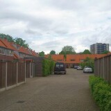 hinterhof-mit-pkw-stellplatzen-und-privaten-radabstellanlagen-in-enschede-roombeek-nl