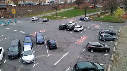 komische-markierungen-fur-radfahrer-auf-einem-parkplatz-in-miltenberg.jpg