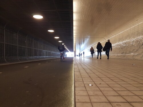 langzaamverkeerspassage-fur-den-fuss-und-radverkehr-durch-den-amsterdamer-hauptbahnhof-2.jpg