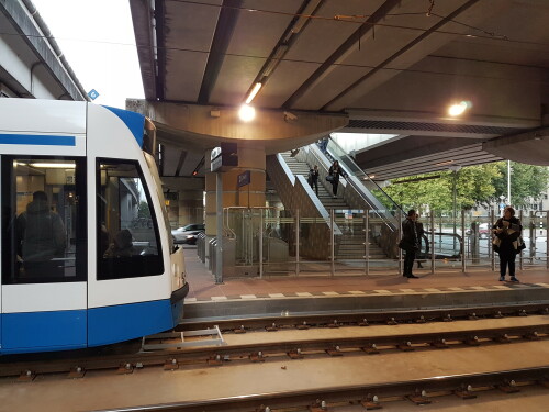 verknupfung-zwischen-metro-und-strassenbahn-an-der-station-amsterdam-lelylaan.jpg