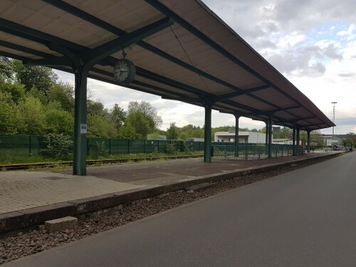 Der ehemalige Bahnhof Wuppertal-Loh, bekannt unter dem Namen Loher Bahnhof, wird seit 1991 nicht mehr für den Bahnverkehr genutzt. Heute ist das Empfangsgebäude Sozialzentrum mit Stadtteiltreffpunkt, die Bahnsteige wurden in die Nordbahntrasse integriert und bieten unter anderem Spielmöglichkeiten für Kinder.

Die 23 km lange Nordbahntrasse in Wuppertal ist ein Fuß- und Radweg, welcher von West nach Ost quer durch das Wuppertaler Stadtgebiet verläuft. Die Trasse verbindet die Stadtteile Vohwinkel, Elberfeld und Barmen fast kreuzungsfrei und vollkommen flach miteinander. Das Mobilitätsband für den Fuß- und Radverkehr wurde seit Ende 2011 schrittweise auf der stillgelegten Rheinischen Bahnstrecke (Düsseldorf - Wuppertal - Dortmund-Hörde) errichtet.

Im Nordosten der Stadt schließt die Trasse an die Kohlenbahn in Richtung Hattingen an, sowie an die Verbindung nach Silschede / Wetter und schafft damit eine direkte Verknüpfung zum Ruhrtalradweg. Im Westen im Stadtteil Vohwinkel gibt es Verknüpfungsmöglichkeiten mit der zum Geh- und Radweg umgebauten Korkenzieherbahn in Richtung Solingen-Mitte, dem Mettmanner Radverkehrsnetz und dem 2011 eröffneten Niederbergbahntrasse in Richtung Wülfrath - Heiligenhaus - Essen-Kettwig die als Bestandteile der Panoramaradwege ebenfalls in einen Geh- und Radweg umgewandelt und 2011 eröffnet wurde.

Im Verlauf der Nordbahntrasse liegen sieben Tunnel, vier Viadukte und eine Vielzahl von kleineren Brücken und über 150 Stützbauwerke.

Die Nordbahntrasse hat den Deutschen Fahrradpreis 2015 in der Kategorie „Infrastruktur“ gewonnen.