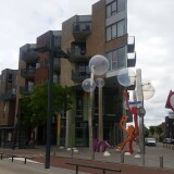 die-jeugdbibliotheek-prismare-mit-kunstwerk-in-enschede-roombeek-nl-1