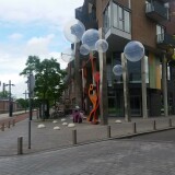 die-jeugdbibliotheek-prismare-mit-kunstwerk-in-enschede-roombeek-nl