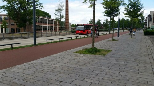 die-lonnekerspoorlaan-mit-einer-breiten-busspur-und-einem-breiten-radweg-quert-enschede-roombeek-nl-1.jpg