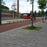 die-lonnekerspoorlaan-mit-einer-breiten-busspur-und-einem-breiten-radweg-quert-enschede-roombeek-nl-1
