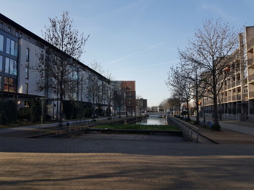 gracht-in-nahe-des-duisburger-innenhafens-als-stadtebauliches-und-wassertechnisches-element-1.jpg