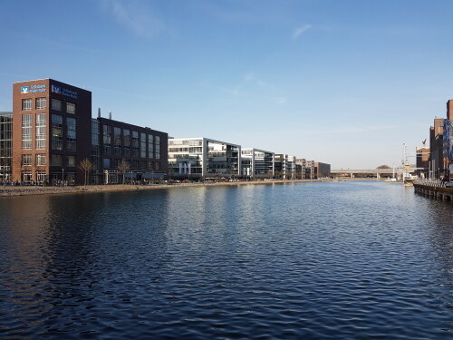 innenhafen-duisburg-von-einer-brachflache-zu-einem-ort-fur-arbeiten-wohnen-kultur-und-freizeit-am-wasser.jpg