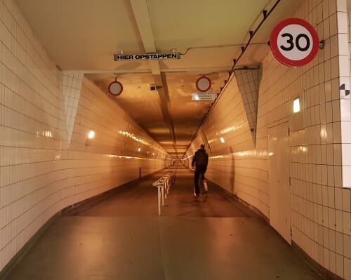 radverkehrsrohre-des-maastunnel-in-rotterdam.jpg