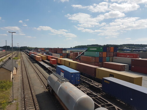 Im Jahr 2002 wurde in Hof auf dem Gelände des örtlichen Güterbahnhofs ein Containerterminal errichtet. 

Seit 2011 gehört die Anlage nach Übernahme der Pöhland-Gruppe zum Duisburger Logistik-Dienstleister Contargo. Dieser wickelt Stand 2017 elf Abfahrten / Woche nach Hamburg und drei Abfahrten / Woche nach Bremerhaven ab, Begonnen wurde 2002 mit einem Zug pro Woche.

Es existiert ein Ladegleis (Gleis 222) mit einer Länge von 550 m. Die Lagerkapazität beträgt 1.000 TEU.

Straßenseitig ist das Terminal direkt an die Bundesstraßen B 2 und B 15 angebunden. Die Autobahnen A 9, A 72 und A 93 sind 8 bis 8 km entfernt. Insgesamt ergibt sich ein Bedienradius von etwa 120 km.

Da das Terminal mit einem Umschlag von jährlich rund 60.000 bis 70.000 TEU an der Belastungsgrenze operiert, ist der Ausbau geplant.

Die Anlage soll von 15.000 qm auf rund 45.000 qm und um zwei innen liegende Umschlaggleise erweitert werden. Zwei Portalkrane sollen die Reach Stacker ablösen, um in Zukunft einen effizienten 24/7-Betrieb sicherzustellen. Herausfordernd ist hierbei die Nähe zum Stadtzentrum, das nur 500 m Luftlinie entfernt ist.

Der Bau soll im Sommer 2017 beginnen und 2018 abgeschlossen sein. Anvisiert ist ein Umschlag von 100.000 TEU pro Jahr. Die Kapazität beträgt künftig vier Ganzzüge pro Tag und 290 Lkw. Die Baukosten betragen rund 20,2 Millionen Euro, von denen 75,8 Prozent über Fördermittel (15,8 Millionen Euro) gefördert werden.
Das Foto zeigt den Zustand im August 2017 vor dem Umbau.

Planfeststellungsbeschluss: https://www.regierung.mittelfranken.bayern.de/aufg_abt/abt4/Beschluss_Planfest_GVZ_Hof/Beschluss_OeffentlicheBekanntmachung/Planfeststellungsbeschluss_02_02_2016.pdf