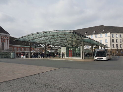 bahnhofsvorplatz-willy-brandt-platz-in-hamm-mit-busbahnhof.jpg