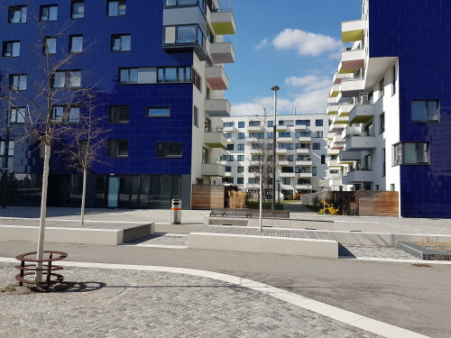 Die Seestadt Aspern ist eines der größten Stadtentwicklungsprojekte Europas der 2010er Jahre. Über einen Zeitraum von rund 20 Jahren soll ein neuer Stadtteil entstehen, in dem über 20.000 Menschen wohnen und arbeiten sollen. Die erste von drei Entwicklungsetappen konzentriert sich auf den Süden des Stadtteils und soll 2020 abgeschlossen sein.