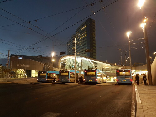 die-trolleybus-haltestelle-am-bahnhof-arnhem-centraal.jpg
