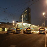 die-trolleybus-haltestelle-am-bahnhof-arnhem-centraal