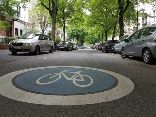 Die Goeben- und Bertramstraße sind auf einer Länge von 860 Metern die erste Fahrradstraße in der Wiesbadener Innenstadt und die zweite im Wiesbadener Stadtgebiet. Sie verbinden den Platz der Deutschen Einheit mit dem Elsässer Platz. Schilder, Markierungen und große blaue Piktogramme auf der Fahrbahn haben in Summe rund 135.000 Euro gekostet. Die Fahrradstraße wurde im Juni 2015 eröffnet.

Die hessische Landeshauptstadt Wiesbaden belegt regelmäßig den letzten oder einen der hinteren Plätze im Städteranking des ADFC-Fahrradklima-Tests in der Kategorie Großstädte >200.000 Einwohner.

Hintergrundinfos zur Fahrradstraße: https://blog.sperrobjekt.de/content/1000470-Erste-Fahrradstrasse-in-Wiesbaden.html