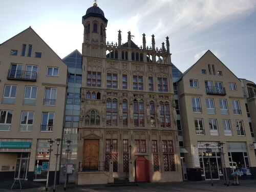 rekonstruierte-spatgotisch-flamische-fassade-des-rathauses-in-wesel.jpg