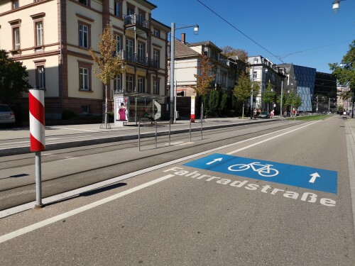 barrierefreie-haltestelle-und-fahrradstrasse-in-freiburg.jpg