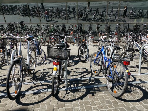 Fahrräder vor der Universitätsbibliothek Freiburg (mit Spiegelung)