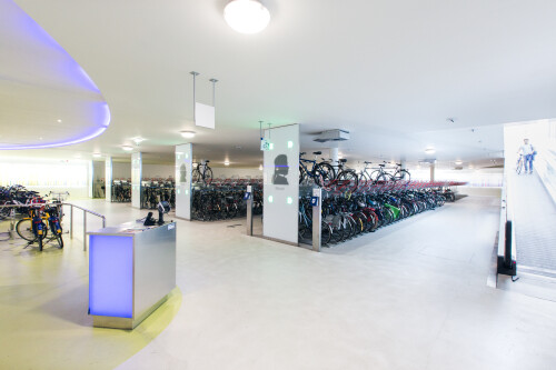2017 neu eingerichtetes Fahrradparkhaus am ÖPNV-Knoten Amsterdam Zuid.