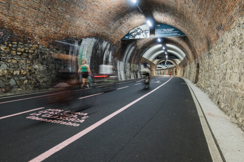 Abschnitt mit Markierungen in Giro d'Italia Pink und Installationen zur Radsportgeschichte an der Decke über die gesamte Länge des ca. 1,8km langen ehemaligen Bahntunnels.